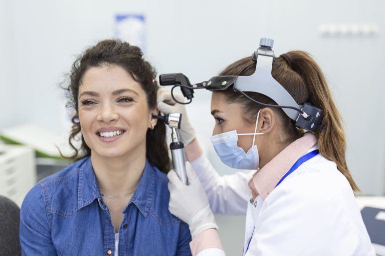 examen-audicion-medico-torrinolaringologo-revisando-oido-mujer-usando-otoscopio-o-auriscopio-clinica-medica